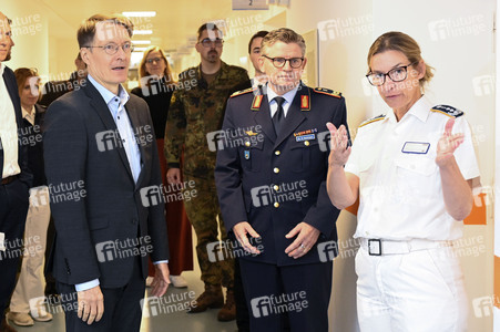 Karl Lauterbach bei Impfung gegen Influenza und COVID-19 in Berlin