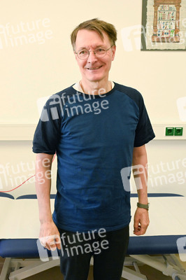 Karl Lauterbach bei Impfung gegen Influenza und COVID-19 in Berlin