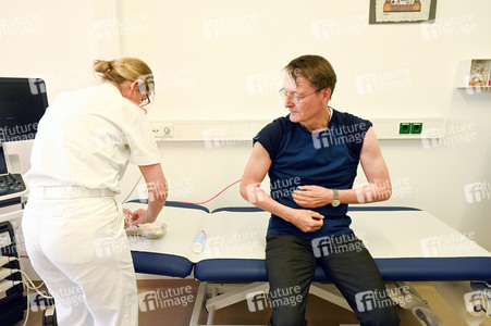 Karl Lauterbach bei Impfung gegen Influenza und COVID-19 in Berlin