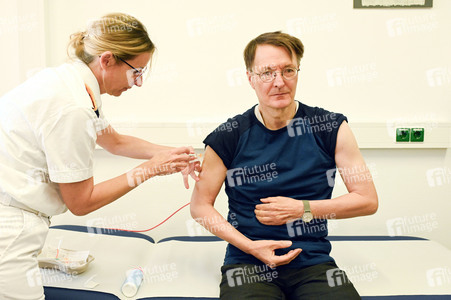 Karl Lauterbach bei Impfung gegen Influenza und COVID-19 in Berlin