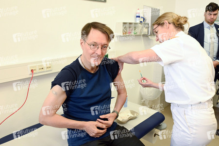 Karl Lauterbach bei Impfung gegen Influenza und COVID-19 in Berlin