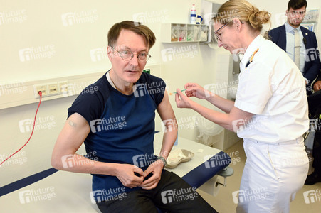 Karl Lauterbach bei Impfung gegen Influenza und COVID-19 in Berlin