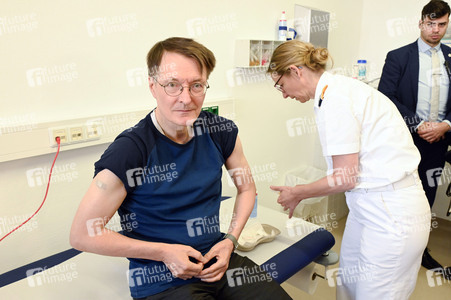 Karl Lauterbach bei Impfung gegen Influenza und COVID-19 in Berlin