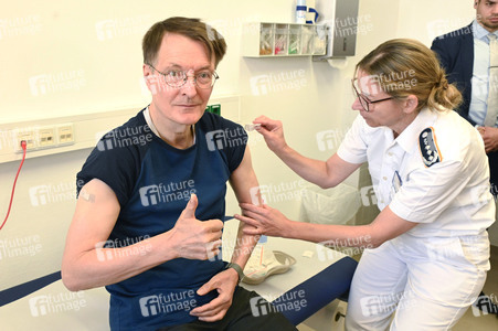 Karl Lauterbach bei Impfung gegen Influenza und COVID-19 in Berlin