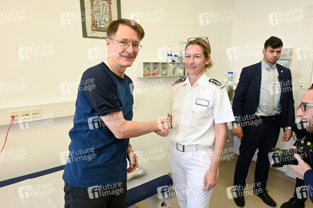 Karl Lauterbach bei Impfung gegen Influenza und COVID-19 in Berlin