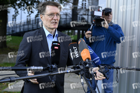 Karl Lauterbach bei Impfung gegen Influenza und COVID-19 in Berlin