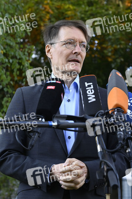 Karl Lauterbach bei Impfung gegen Influenza und COVID-19 in Berlin