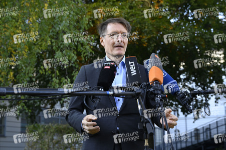 Karl Lauterbach bei Impfung gegen Influenza und COVID-19 in Berlin