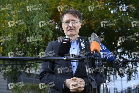 Karl Lauterbach bei Impfung gegen Influenza und COVID-19 in Berlin