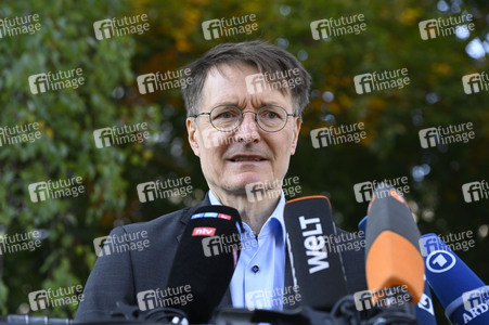 Karl Lauterbach bei Impfung gegen Influenza und COVID-19 in Berlin