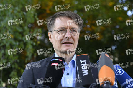 Karl Lauterbach bei Impfung gegen Influenza und COVID-19 in Berlin