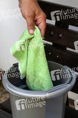 Symbolfoto Fensterputzen