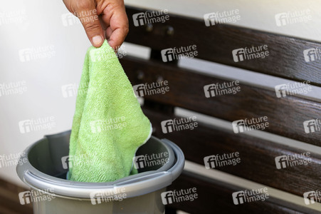 Symbolfoto Fensterputzen