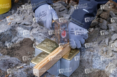 Verlegung von Stolpersteinen in Berlin