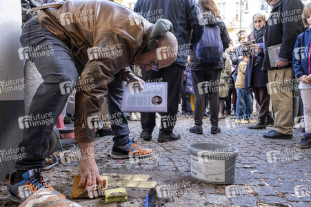 Verlegung von Stolpersteinen in Berlin