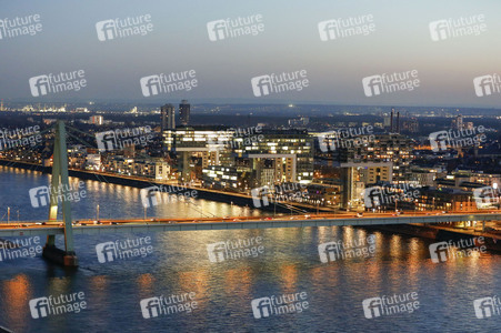 Innenstadt von Köln am Abend
