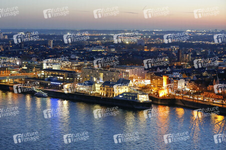 Innenstadt von Köln am Abend