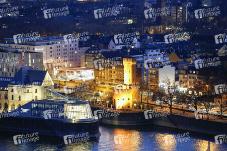 Innenstadt von Köln am Abend