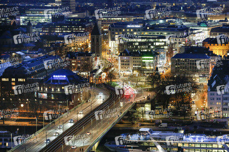 Innenstadt von Köln am Abend