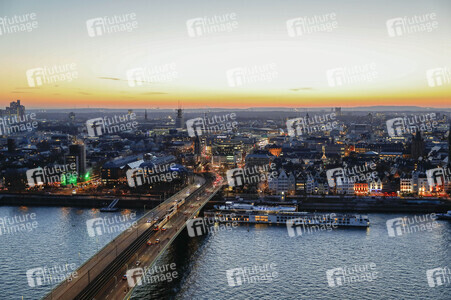 Innenstadt von Köln am Abend