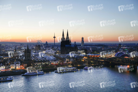 Innenstadt von Köln am Abend
