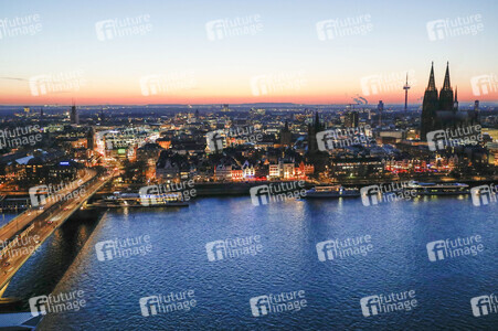 Innenstadt von Köln am Abend