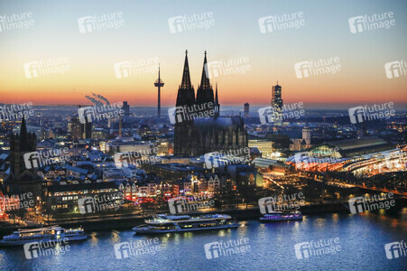 Innenstadt von Köln am Abend