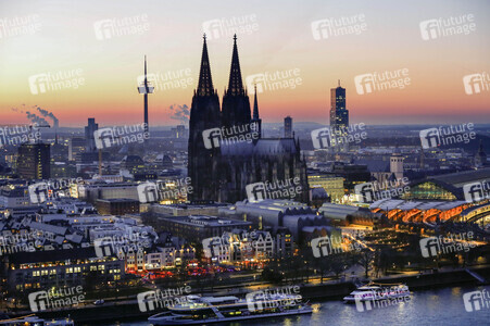 Innenstadt von Köln am Abend