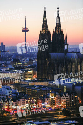 Innenstadt von Köln am Abend