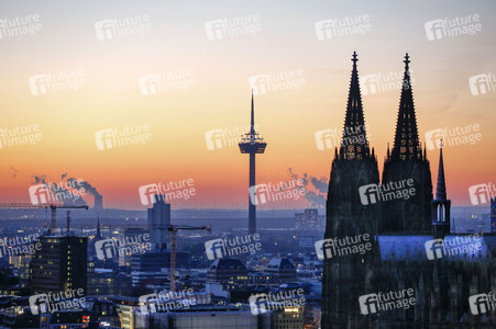 Innenstadt von Köln am Abend