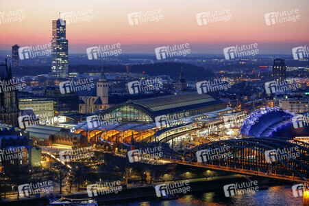 Innenstadt von Köln am Abend