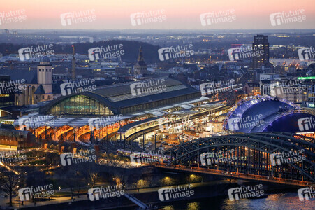 Innenstadt von Köln am Abend