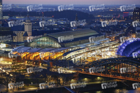 Innenstadt von Köln am Abend
