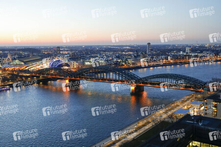 Innenstadt von Köln am Abend