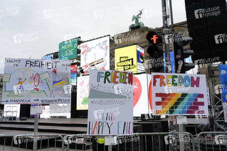 Erinnerung an 35 Jahre friedliche Revolution und Mauerfall in Berlin