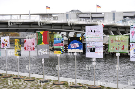 Erinnerung an 35 Jahre friedliche Revolution und Mauerfall in Berlin