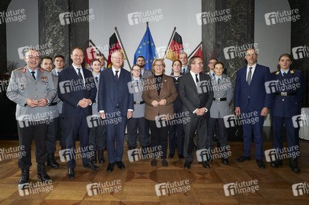 Boris Pistorius beim Eintrag in das Goldene Buch der Stadt Hannover