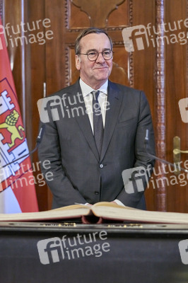 Boris Pistorius beim Eintrag in das Goldene Buch der Stadt Hannover