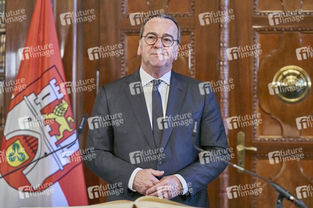 Boris Pistorius beim Eintrag in das Goldene Buch der Stadt Hannover