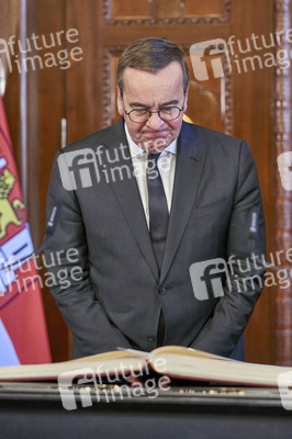 Boris Pistorius beim Eintrag in das Goldene Buch der Stadt Hannover