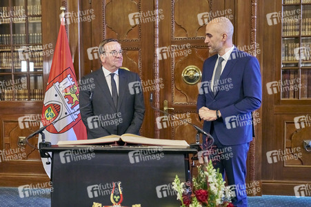 Boris Pistorius beim Eintrag in das Goldene Buch der Stadt Hannover