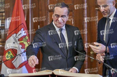 Boris Pistorius beim Eintrag in das Goldene Buch der Stadt Hannover