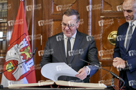Boris Pistorius beim Eintrag in das Goldene Buch der Stadt Hannover