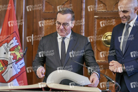 Boris Pistorius beim Eintrag in das Goldene Buch der Stadt Hannover