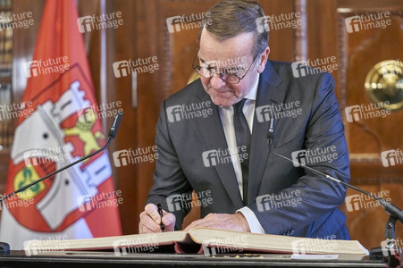 Boris Pistorius beim Eintrag in das Goldene Buch der Stadt Hannover