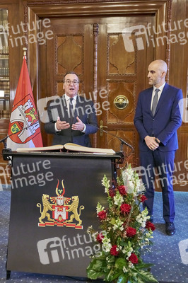 Boris Pistorius beim Eintrag in das Goldene Buch der Stadt Hannover