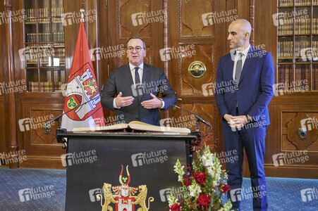 Boris Pistorius beim Eintrag in das Goldene Buch der Stadt Hannover