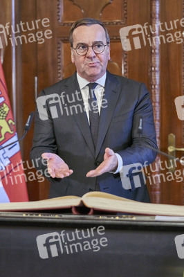Boris Pistorius beim Eintrag in das Goldene Buch der Stadt Hannover