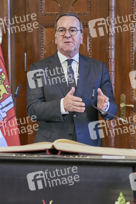 Boris Pistorius beim Eintrag in das Goldene Buch der Stadt Hannover