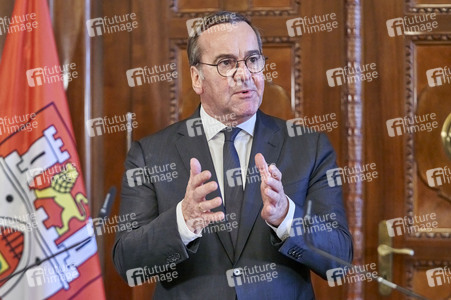 Boris Pistorius beim Eintrag in das Goldene Buch der Stadt Hannover